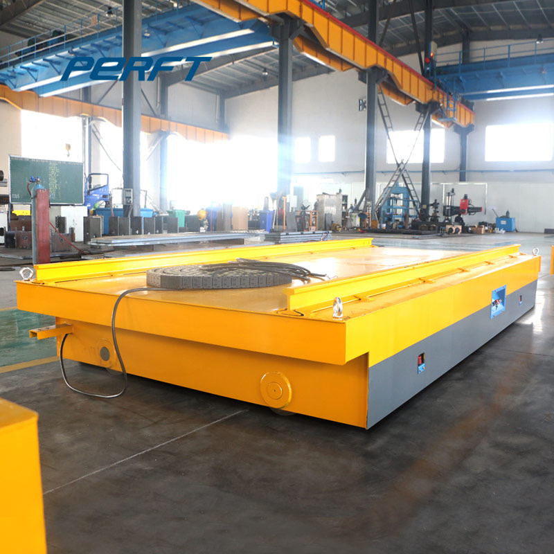 Heavy-duty cable-powered transport carriage capable of handling coil ingots