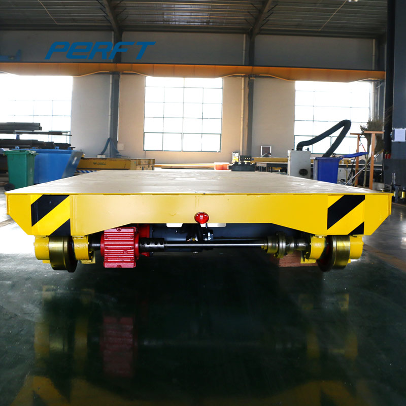 Rail transfer vehicle suitable for foundry industry to transport castings