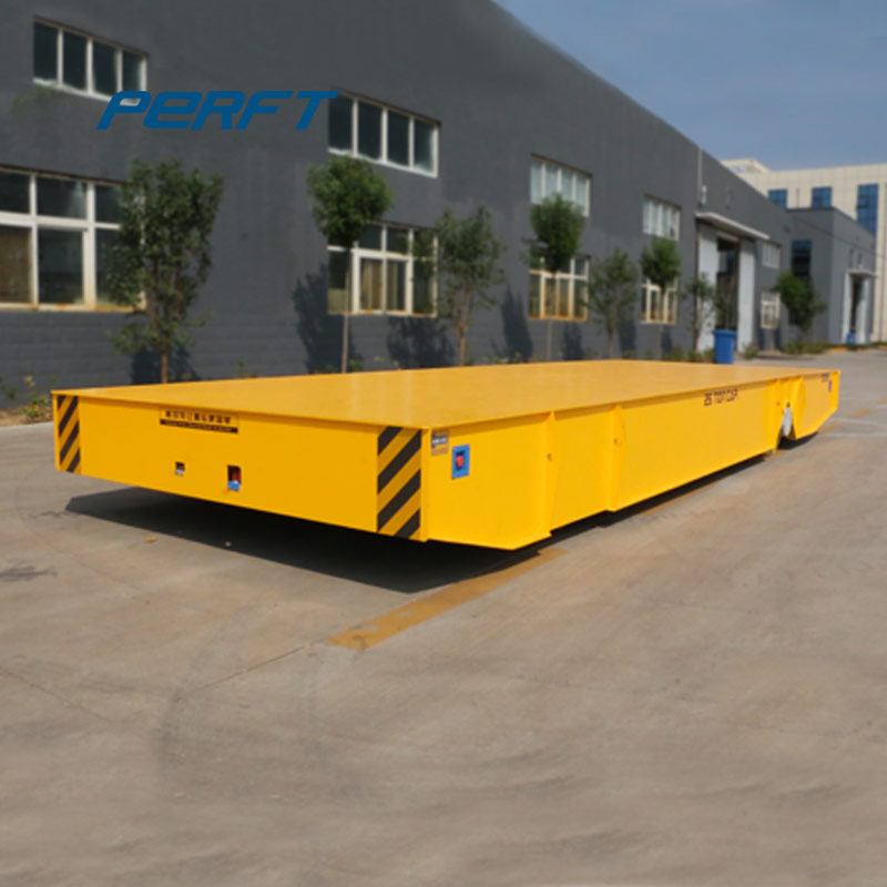 A trackless vehicle for material handling with large capacity and heavy loads