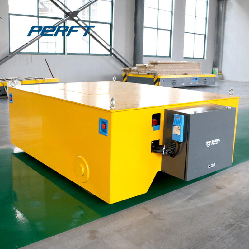Battery handling vehicle suitable for handling molds in factory workshops