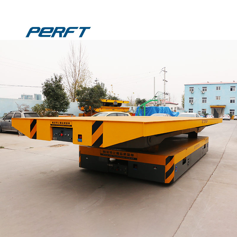 Large-capacity rail truck with steerable direction
