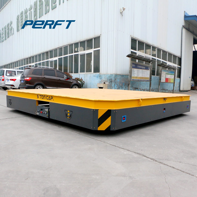 Quadrilateral trackless transfer vehicle suitable for handling steel