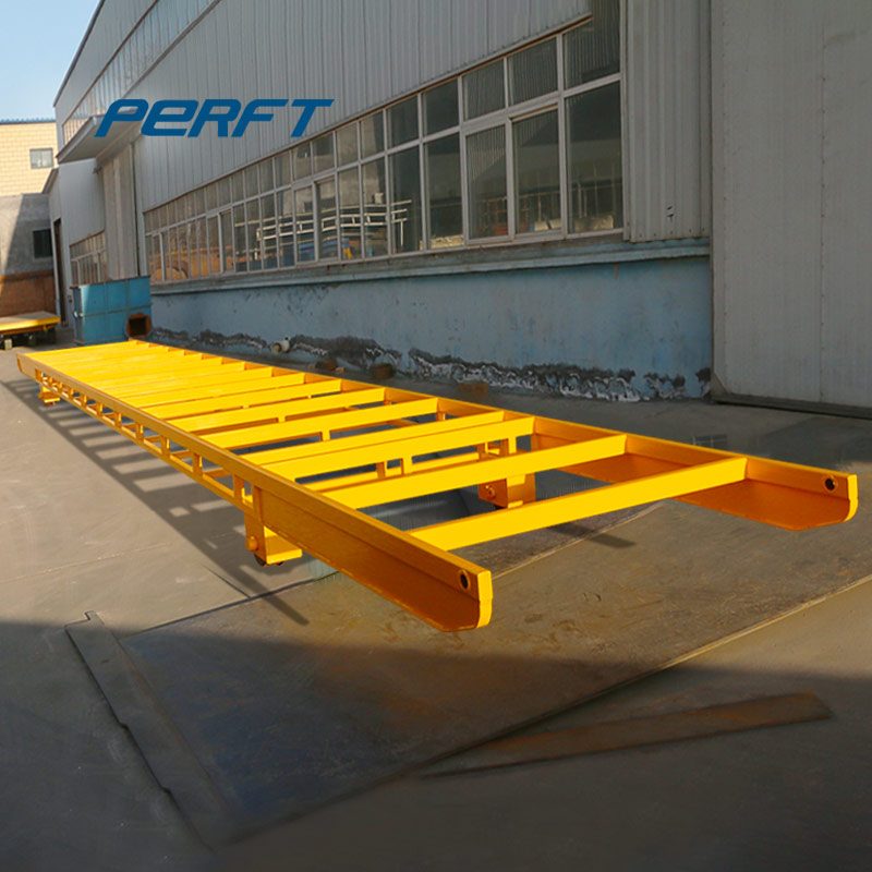 Low-pressure rail car suitable for steel handling in the foundry industry
