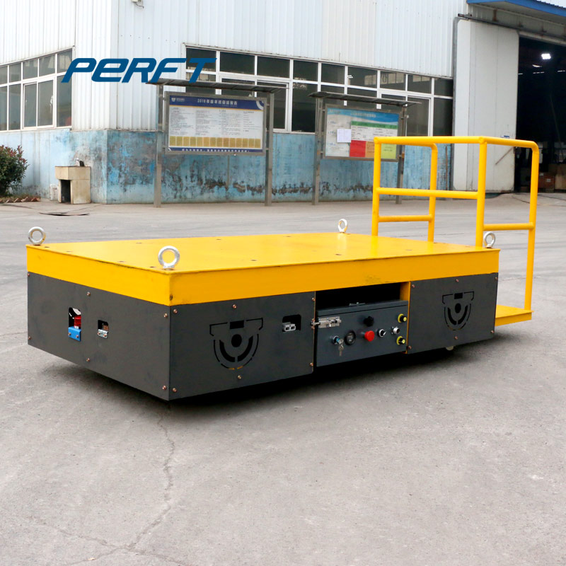 A trackless handling flat car suitable for factories and capable of turning in multiple directions