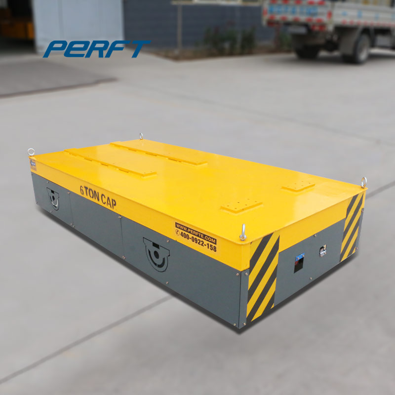 Trackless platform vehicle suitable for transporting metal structural parts on cement ground