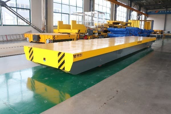 Electric trackless transfer cart to transport shiipping container operate on pavement